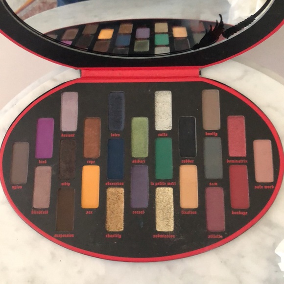 Kat Von D Fetish eyeshadow palette - Picture 2 of 3